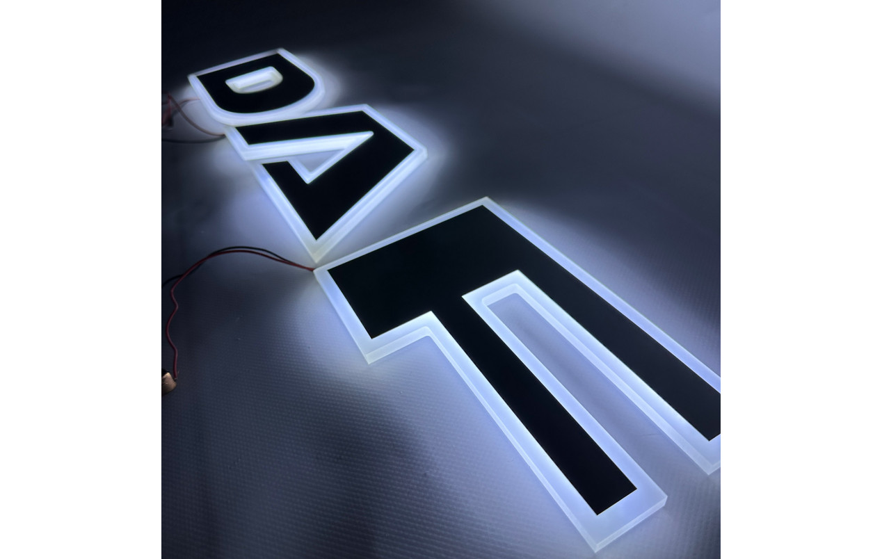 Буквы-эмблема с подсветкой на капот DAF белые