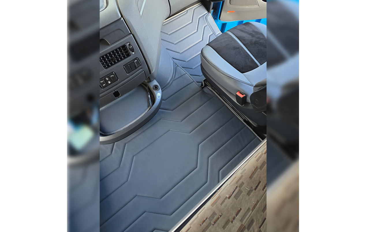 Коврик 3D Экокожа DAF XF106 c 2013; АКПП, Серый (ручная расшивка)